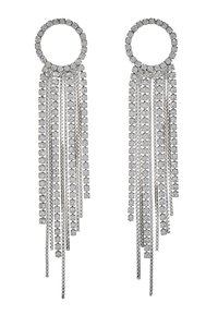 Orecchini in tonalità argento con una parte superiore circolare, catene pendenti e rhinestone a taglio quadrato, che mostrano un design lineare a più livelli.