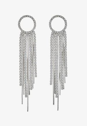Zilverkleurige oorbellen met een cirkelvormige bovenkant en watervalletjes van kettingen en vierkante rhinestones, die een lineair, meerdelig ontwerp laten zien.