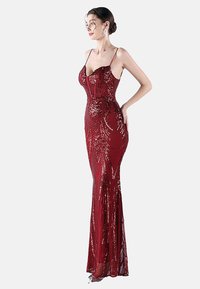 Rotes, mit Pailletten besetztes Abendkleid mit einer figurbetonten Silhouette, Spaghettiträgern und einem Meerjungfrau-Schnitt, das über detaillierte Verzierungen und Verschönerungen verfügt.