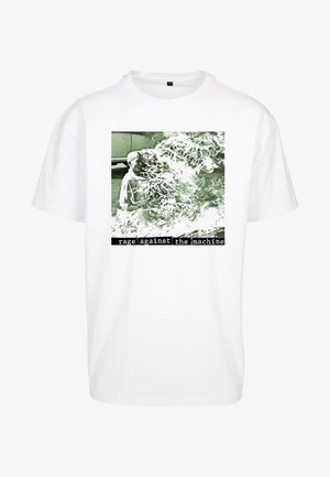 T-shirt in cotone bianco con un grafico quadrato in tonalità verdi, che mostra una figura con onde e il testo "rage against the machine" in basso.