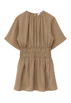 Bruine jurk met korte mouwen, met een geplooide taille, een ronde halslijn en een losse, sierlijke rok.