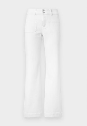 Balti augsta vidukļa džinsi ar divām priekšējām lappušu kabatām, divām metāla pogām, jostu cilpām un viegli izvērstām kājs pēc vienkrāsaina fona.