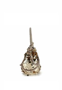 Borsa con coulisse in oro metallizzato decorata con paillettes, con manico a catena testurizzato e superficie scintillante, posata su sfondo bianco.