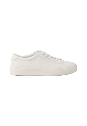 Hvid lavt snøresneaker med flad gummisål og glat læderoverdel, vist fra højre side på hvid baggrund.