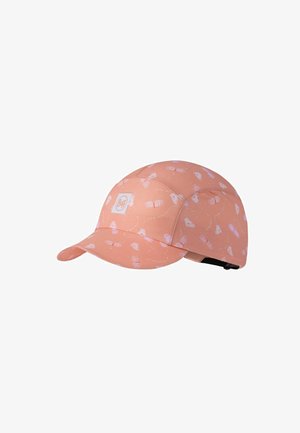 Gorra de béisbol rosa claro con pequeños patrones de mariposas blancas y rosas y una parche cuadrado con logo en la parte delantera.