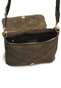 Borsa a tracolla in pelle verde militare con chiusura a scatto dorata e manico regolabile, dotata di una tasca con zip all'interno per una migliore organizzazione.