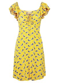 Keltainen mekko, jossa on lyhyet, röyhelöityt hihat, nauhakiinnitys kaula-aukossa ja sinivalkoinen paisley-kuvio, valmistettu kevyestä kankaasta.