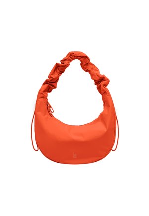 Oranssin puolikuun muotoinen käsilaukku, jossa on rypytetty kahva ja vetoketjutasku toisella puolella, valmistettu sileästä kankaasta.