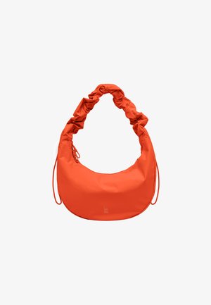 Pomarańczowa torebka w kształcie półksiężyca z marszczonym uchwytem i kieszenią na suwak z jednej strony, wykonana z gładkiej tkaniny.