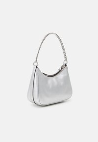 Sac à main en cuir argenté avec une surface texturée, une forme arrondie et une anse en chaîne. Il dispose d'une fermeture éclair sur le haut.