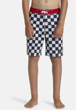 Pantaloncini da bagno a quadretti bianchi e neri con elastico in vita rosso, coulisse e dettaglio con logo, caratterizzati da una vestibilità comoda e una lunghezza al ginocchio.