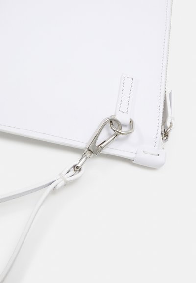 Bolso sintético blanco con una textura suave, clip de hardware plateado y detalle de costura blanca. Incluye una correa desmontable para mayor versatilidad.