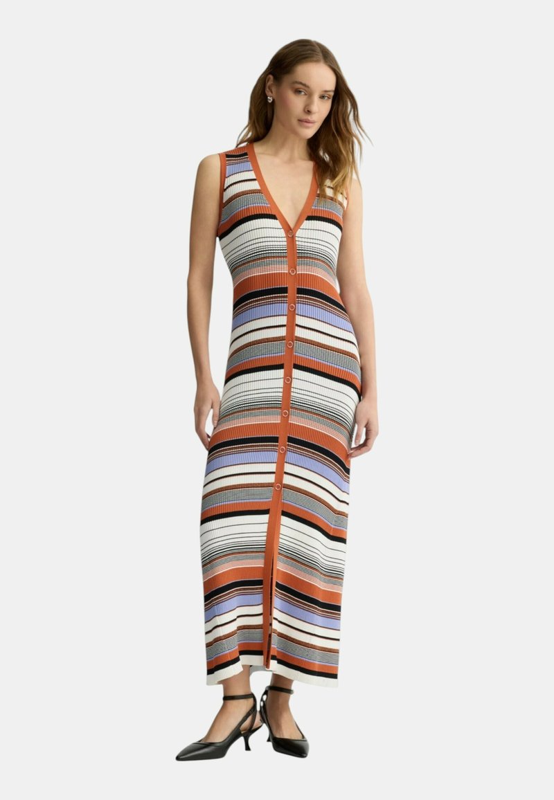Gestreiftes Strick-Maxikleid mit V-Ausschnitt und Knöpfen vorne, das orangefarbene, weiße, blaue und schwarze horizontale Streifen aufweist.
