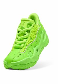 Baskets de sport vert néon vif avec semelle texturée, panneaux en maille et lacets, présentées en angle pour montrer les détails latéraux et avant.