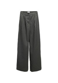 Pantalons larges gris avec un motif à fines rayures, taille haute avec une fermeture à bouton et des détails plissés pour plus de volume.
