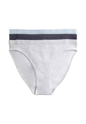 Trois slips en coton empilés, couleurs bleu clair, gris foncé et gris clair, avec un design uni et des ceintures côtelées.