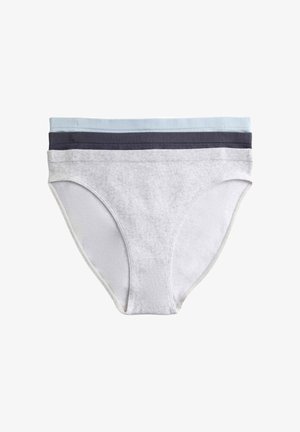 Drei Baumwollslips gestapelt, Farben hellblau, dunkelgrau und hellgrau, mit schlichtem Design und gerippten Bündchen am Bund.