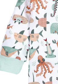 Baumwoll-Einteiler mit einem bunten Ozeanmotiv, das Fische, Schildkröten und einen Oktopus zeigt, abgerundet mit cuffs in Mintgrün.