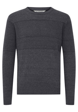 Tamsiai pilkos spalvos megztinis, pagamintas iš mezginio audinio. Turi tekstūruotas horizontalias juosteles ir ilgas rankoves. Apvalia iškirpte su šonkačių kraštais ir apačia.