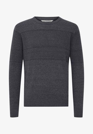 Tamsiai pilkos spalvos megztinis, pagamintas iš mezginio audinio. Turi tekstūruotas horizontalias juosteles ir ilgas rankoves. Apvalia iškirpte su šonkačių kraštais ir apačia.