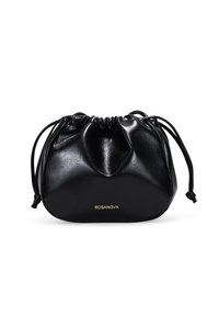 Bolso de drawstring de piel negra con una textura suave, diseño recogido y un logo de marca en dorado. Forma suave y redondeada, con largas correas.