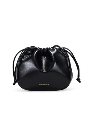 Bolso de drawstring de piel negra con una textura suave, diseño recogido y un logo de marca en dorado. Forma suave y redondeada, con largas correas.
