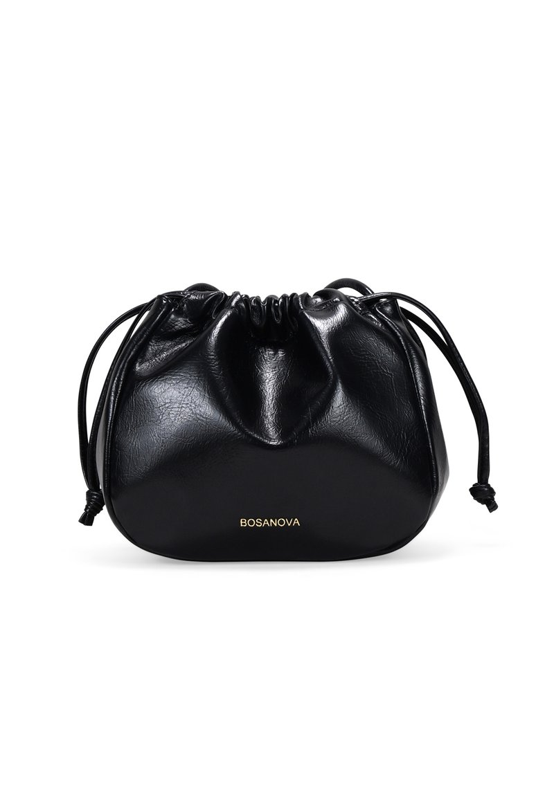 Bolso de drawstring de piel negra con una textura suave, diseño recogido y un logo de marca en dorado. Forma suave y redondeada, con largas correas.