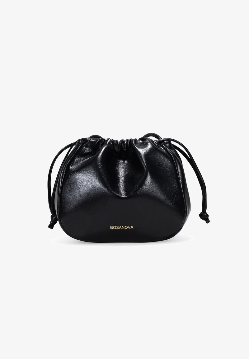 Bolso de drawstring de piel negra con una textura suave, diseño recogido y un logo de marca en dorado. Forma suave y redondeada, con largas correas.