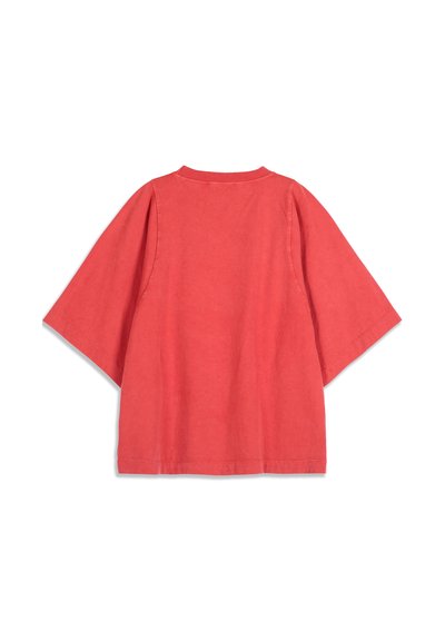 Chemise rouge oversize à manches courtes avec un col rond, vue de dos sur fond blanc.