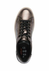 Sneaker bronzo metallico con lacci neri, parte superiore testurizzata, accenti del logo e soletta imbottita. Presenta una suola in gomma per la trazione.