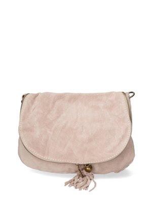 Sac à main en suède rose pâle avec un rabat courbé, fermeture éclair et un pompon décoratif. Texture douce et design minimaliste.