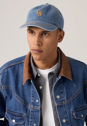Spijkerpet in lichtblauw met een geborduurd "LS" logo in oranje. Voorzien van een gebogen klep en verstelbare band aan de achterkant voor een goede pasvorm.