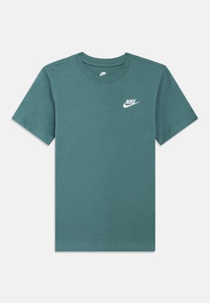 Maglietta verde a maniche corte Nike con logo bianco sul petto a sinistra, girocollo e design semplice su sfondo bianco.
