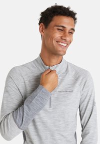 Pullover grigio a maniche lunghe con zip a quarto, presenta un tessuto testurizzato, accenti in grigio scuro a contrasto e un piccolo logo sul petto.