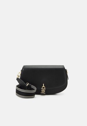 Zwarte leren crossbodytas met een gouden slotbedel en een afneembare brede zwart-wit gestreepte band.