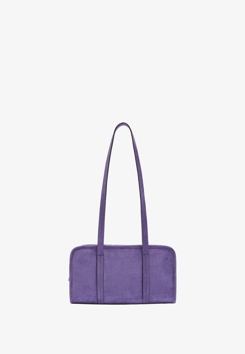 Fioletowa zamszowa torebka podręczna z dwoma długimi paskami, prostokątna forma, gładka tekstura oraz subtelne detale w szyciu po bokach. Zamek błyskawiczny na górze.