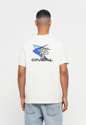 Mann sett fra bak i en hvit O'Neill t-skjorte med blå og hvite surfinggrafikk og lyseblå jeans.