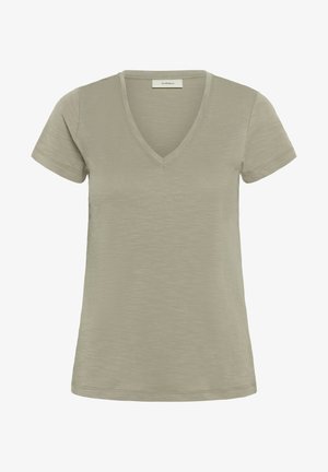 Gaiši zaļš V veida kakla krekls, kas izgatavots no mīksta, teksturēta auduma. Īsas piedurknes un taisna apakšmalu ar šuvju detaļām uzsver dizainu.