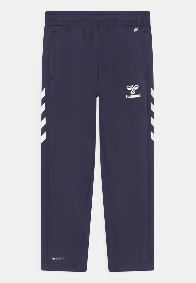 Maritieme sportbroek gemaakt van lichtgewicht stof, met zijzakken, een wit logo en drie witte chevronstrepen op elk been.