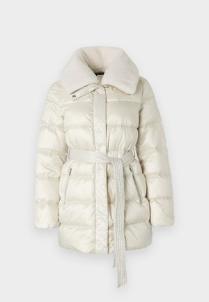 Cappotto imbottito chiaro con colletto morbido bianco, vita con cintura, due tasche laterali con zip e texture trapuntata.