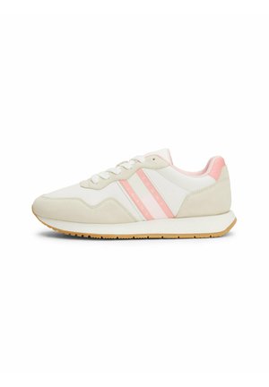 Zapatilla blanca y beige con rayas rosas, material de ante y malla, punta redonda, cordones blancos y suela de goma texturizada.