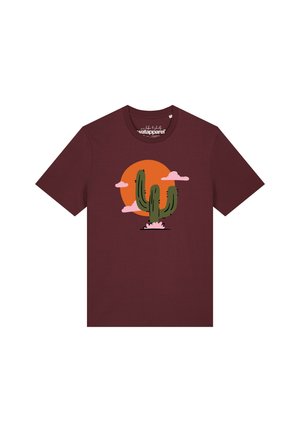 T-shirt bordeaux avec une illustration de cactus vert devant un soleil orange et des nuages roses.