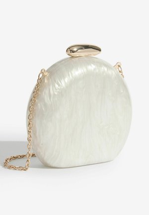 Okrúhle psaníčko vyrobené z perleťovo bieleho materiálu s textúrovaným povrchom, vybavené zlatou kovovou sponou a zlatým reťazovým popruhom.