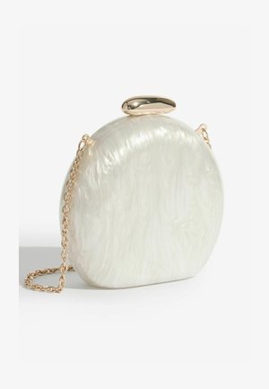 Kerek táska csillogó fehér anyagból, texturált felülettel, arany színű fém csattal és arany színű láncpánttal.