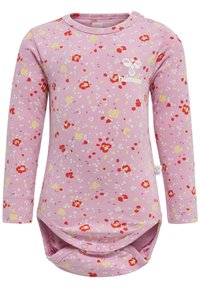 Różowy bodysuit z długim rękawem w kwiatowy wzór w czerwieni, ż�ółci i bieli, z okrągłym dekoltem i zapięciem na zatrzaski na dole.