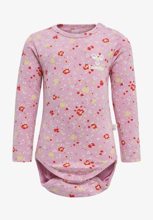 Bodysuit à manches longues de couleur rose avec un motif floral en rouge, jaune et blanc, doté d'un col rond et de pressions à la base.