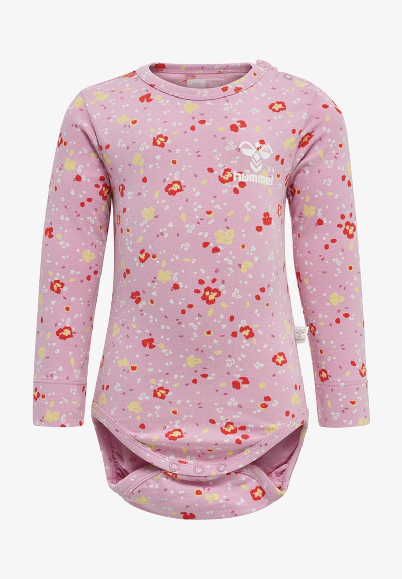 Langarmige roze bodysuit met bloemenpatroon in rood, geel en wit, voorzien van een ronde halslijn en drukknoopjes onderaan.