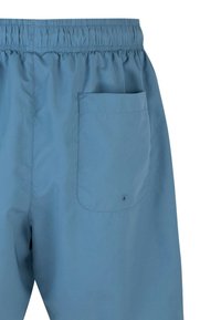 Pantaloni corti leggeri blu con vita elasticizzata, dotati di una singola tasca posteriore chiusa con un bottone a pressione. Texture liscia e opaca.