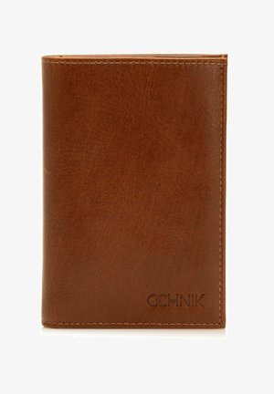 Brązowy skórzany portfel o gładkiej fakturze, prostym designie i wytłoczonym logo. Kompaktowy prostokątny kształt z szytym brzegiem.