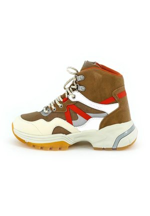 Bota de senderismo alta en ante marrón y cuero beige con detalles en naranja, cordones blancos y suela gruesa de goma amarilla.